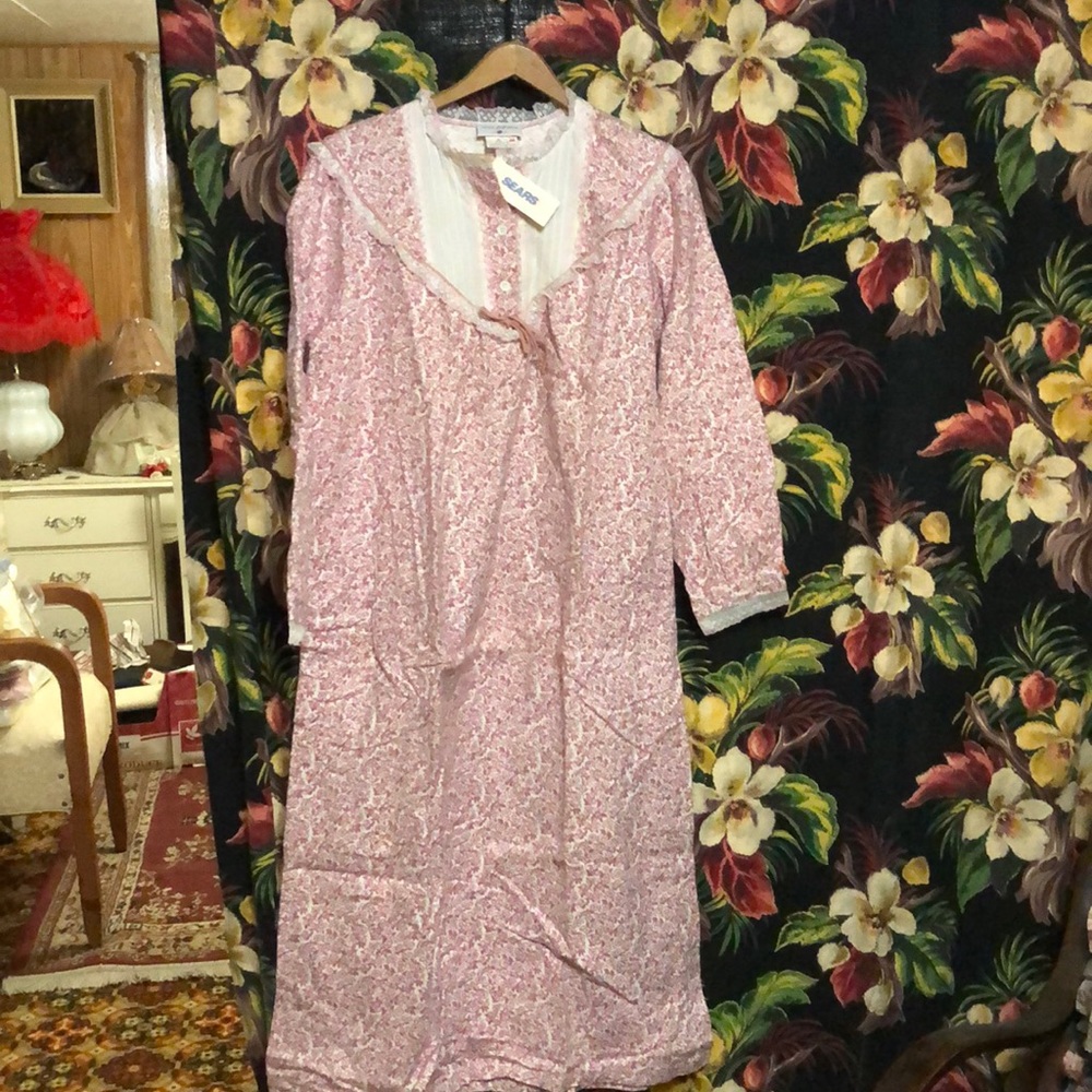 Ladies Flannel nightgown Size Medium NWT